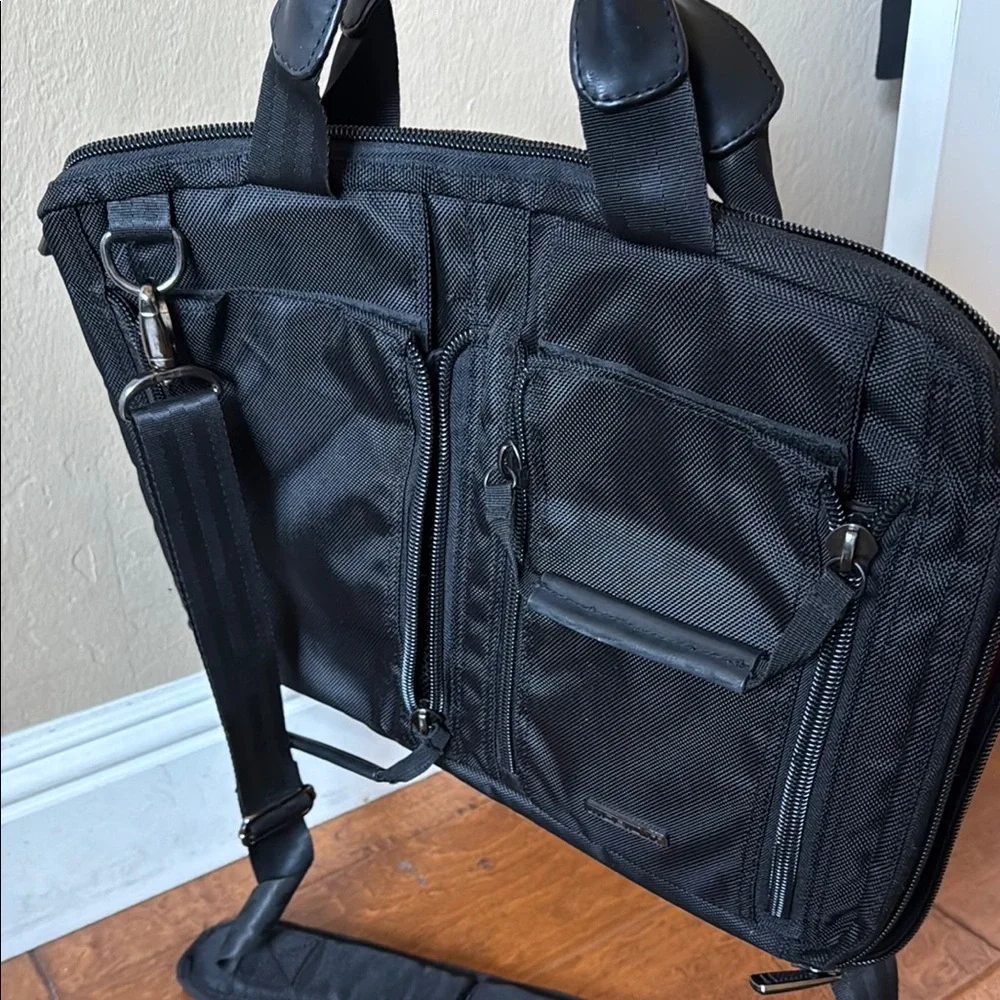 Mobil It Black Laptop Bag Padded, Seatbelt loops Durable Fabric Like New…